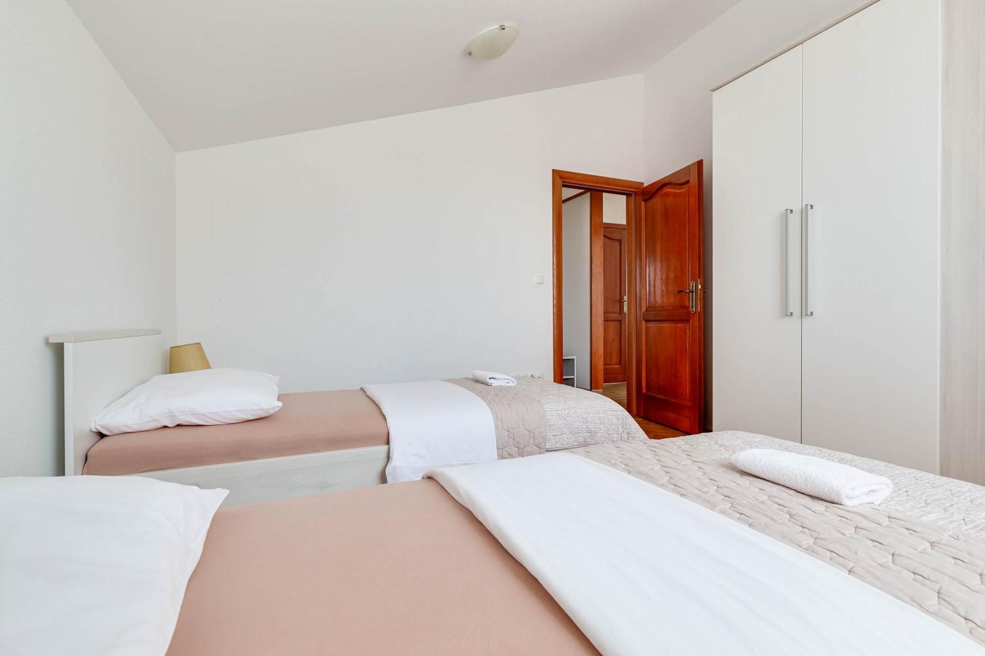 Apartmani Pocrnic Pakoštane Extérieur photo