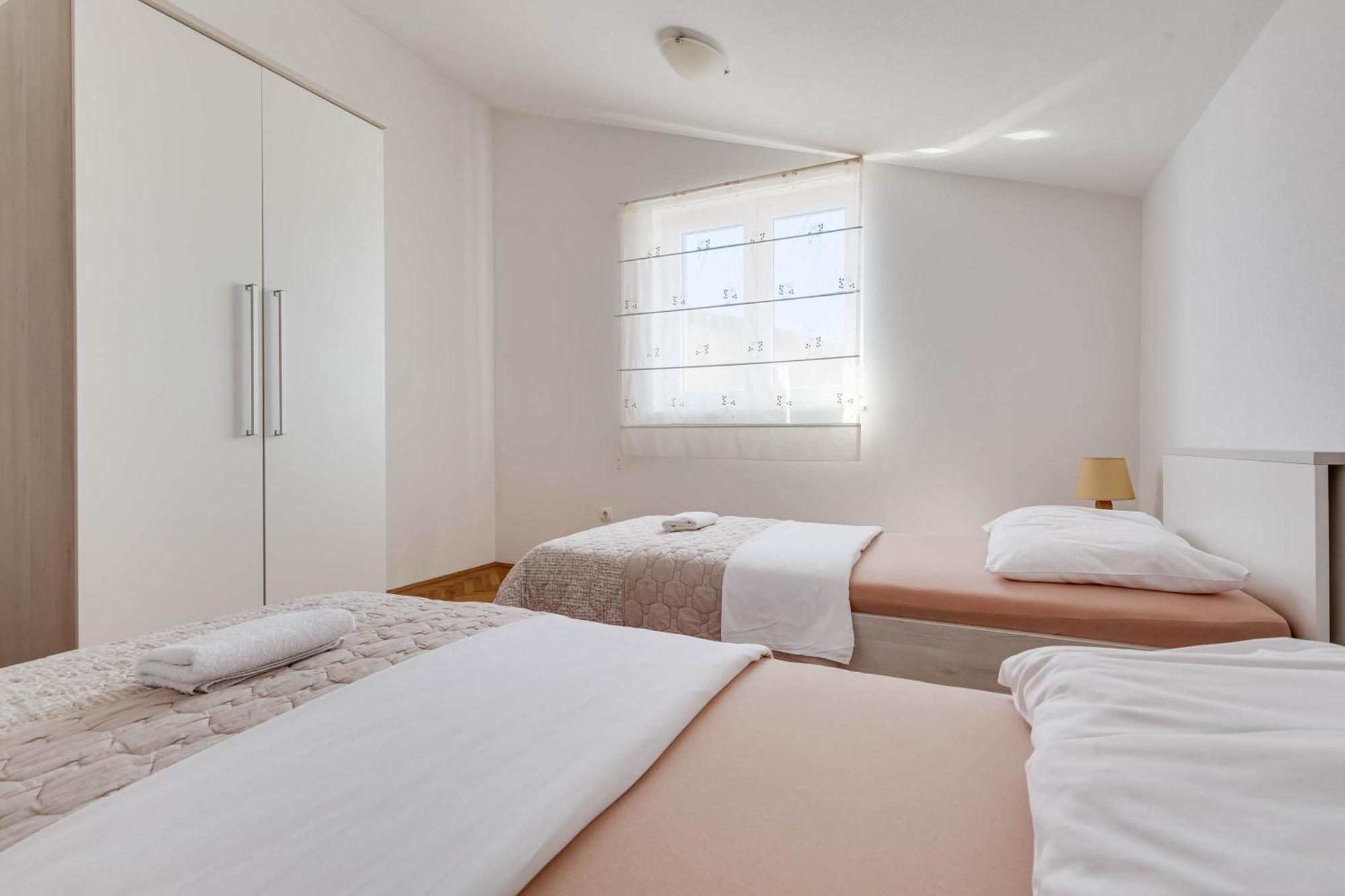 Apartmani Pocrnic Pakoštane Extérieur photo